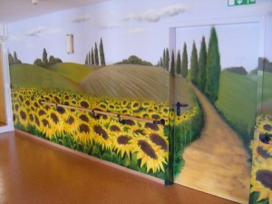 fassadengestaltung-dresden_innenraeume_flurgestaltung sonnenblumenfeld_altenpflegeheim_dresden