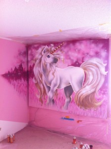 fassadengestaltung- dresden_innenraeume_graffitigestaltung_kinderzimmer_einhorn_ magisch_pink_torgau